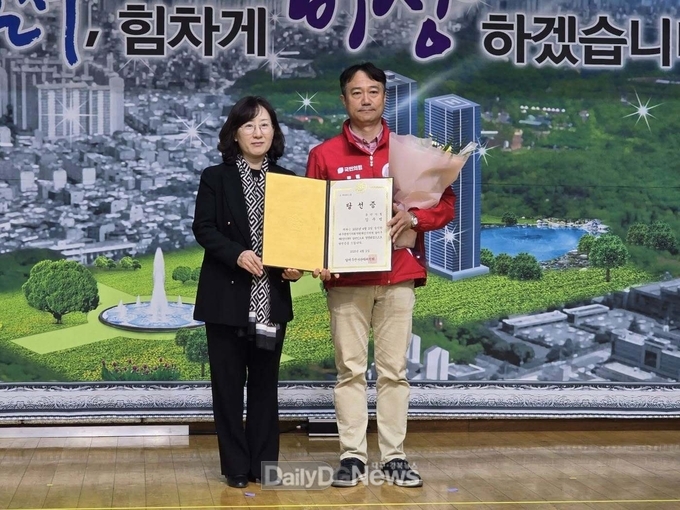 국민의힘 김주범 후보가 당선증을 교부받고 았다. (사진=김주범 제공)