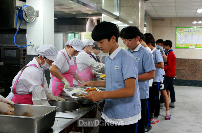 울진초등학교에서 학생들에게 급식을 하고있다