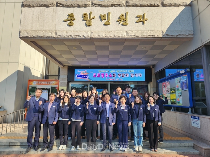 문경시, 민원복 입고 민원행정서비스 만족도 날개 달아