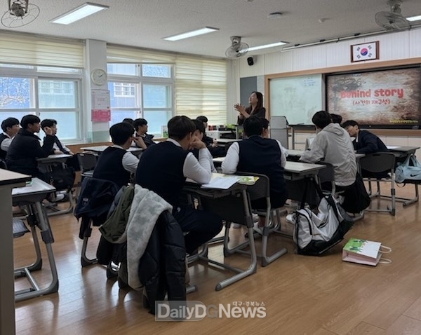 영천시는 지난 4일 영천전자고 1학년을 대상으로 올바른 성 가치관 형성을 위한 성인식 교육을 실시했다.