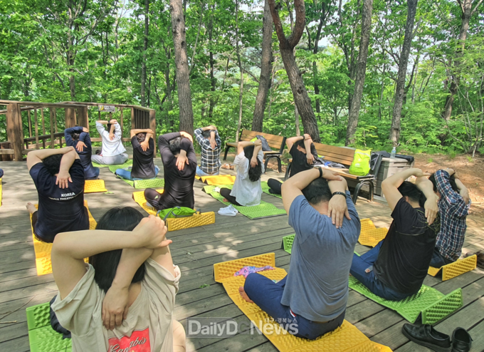산림치유지도사가 고객들과 함께 국립산림치유원 원내 숲길에서 산림치유 프로그램을 운영하고 있다. 한국산림복지진흥원 국립산림치유원 제공