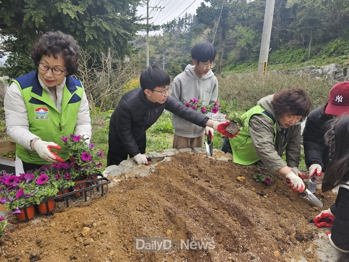 울릉군 청소년, “화단가꾸기 자원봉사 캠프 개최”