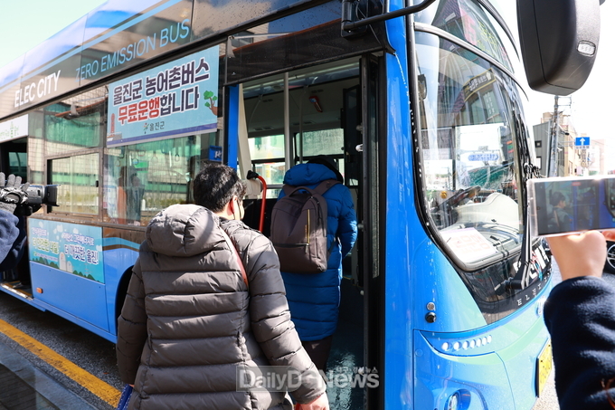 교통복지로 편리해진 일상- 승객들이 버스에 탑승을 하고 있다