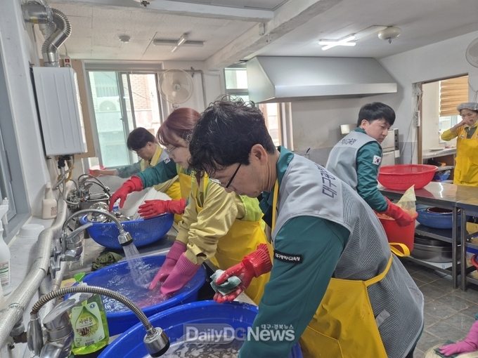 대구시교육청. 안동 지역 이재민을 돕기 위한 봉사활동 실시 모습. (사진=대구시교육청 제공)