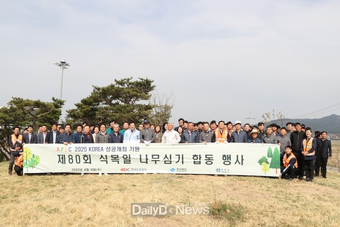  경주시는 지난 9일 제80회 식목일을 맞아 한국도로공사와 함께 경주나들목에서 나무심기 행사를 진행했다