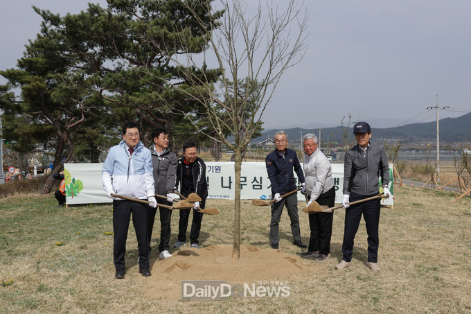 한국도로공사 함진규 사장(오른쪽에서 첫 번째), 경주시 주낙영 시장(왼쪽에서 첫 번째), APEC 준비지원단 김상철 단장(왼쪽에서 두 번째) 등 관계자들이 나무를 심고 있다.
