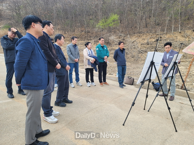 영주시 결삼검사위원회가 주요 사업장 현장방문을 진행하고 있다(영주호 개발 예정지)