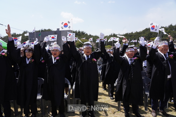 울진군(군수 손병복)은 지난 4월 13일 북면 흥부만세공원에서 제106주년 흥부만세운동 기념식 및 제29회 4.13 흥부만세제를 개최했다.