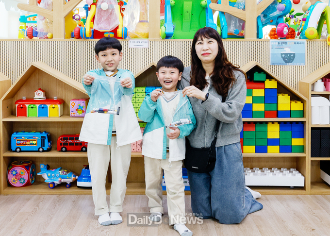 칠곡군 제공) 이혜선(칠곡군 석적읍·40) 씨가 아들들과 함께 칠곡군 아이누리장난감도서관을 방문해 폐건전지를 전달한 뒤 기념촬영을 하고 있다.