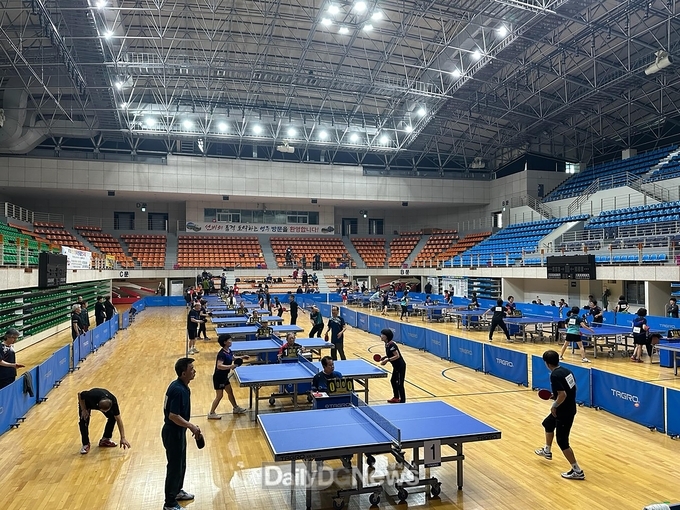 025 삼봉배 경북오픈라지볼대회 및 소백산배 전국오픈 탁구대회가 18일부터 20일 3일간 개최된다(경기가 진행되고 있는 영주국민체육센터)