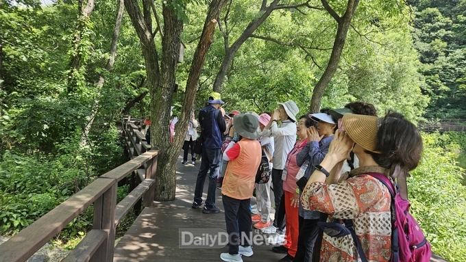 국립칠곡숲체원을 방문한 노인 단체가 산림치유 프로그램에 참여하고 있다. 한국산림복지진흥원 국립칠곡숲체원 제공