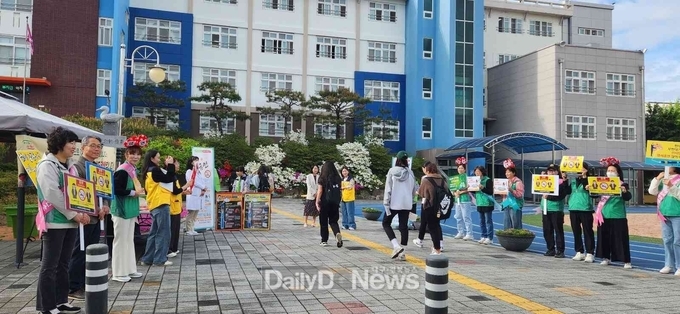 대구 남구보건소, 대구여상 학생 대상 등굣길 금연 캠페인 모습. (사진=남구 제공)