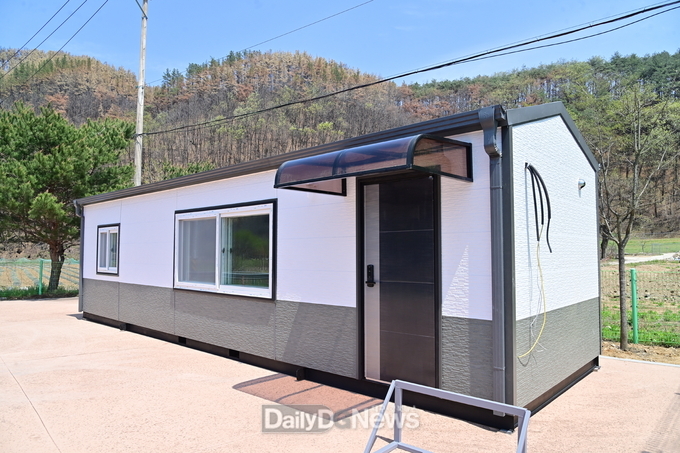 청송군 산불 이재민을 위한 임시조립주택 견본 설치