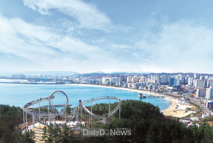 영일대해수욕장과 스페이스워크 전경.