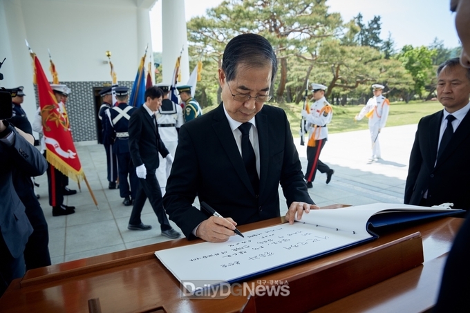 한덕수 대통령 선거 예비후보는 5월 2일(금) 오전 대통령 선거 출마를 선언한 뒤, 국립서울현충원과 대통령묘역을 참배하며 공식 일정을 시작했다. (사진=한덕수 대통령 선거 예비후보 제공)
