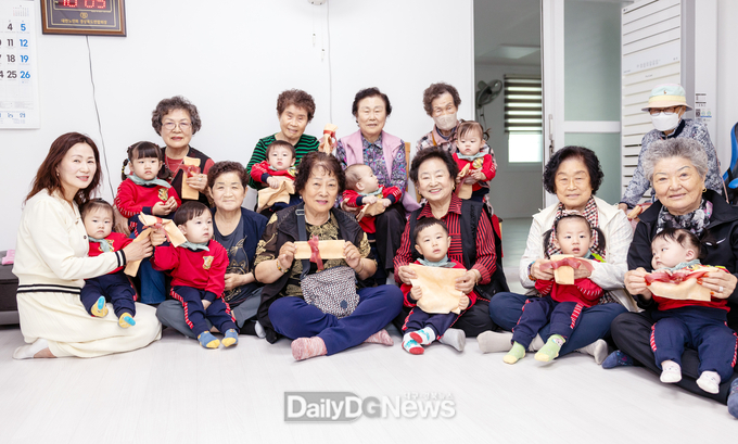 칠곡군 제공)경북 칠곡군 왜관읍 우방1차 아파트 경로당에서 ‘아이세상 어린이집’ 어린이들이 황토로 염색한 손수건을 할머니들께 선물하고 있다.