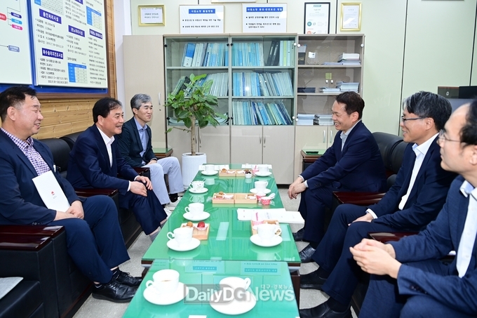 배낙호 김천시장, 환경부 차관 만나 ‘현장 세일즈 행정’ 펼쳐