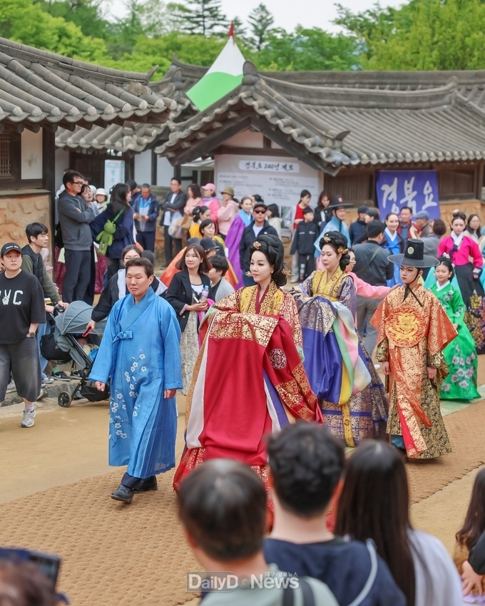 한복으로 담긴 문경찻사발축제