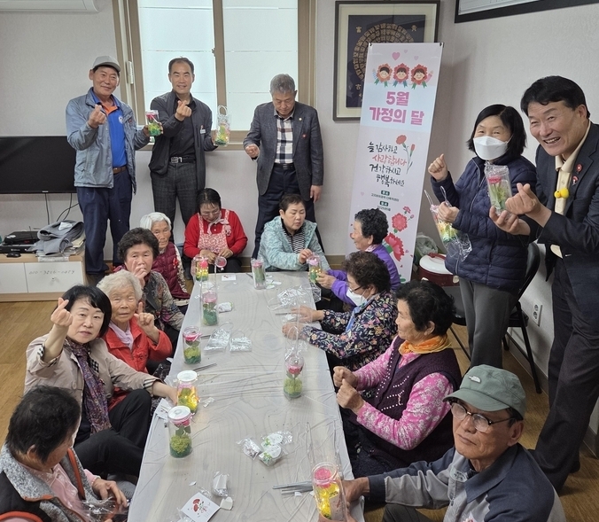 효령면, 고지바위권역 8개마을 ‘가정의달 맞이 카네이션 만들기’