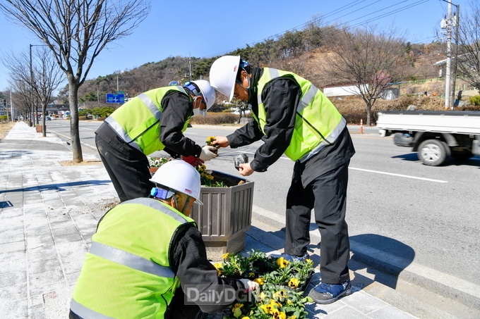 영주시, 하반기 공공일자리사업 참여자 55명 모집(공공일자리사업 참여자들이 꽃길조성을 하고 있다).