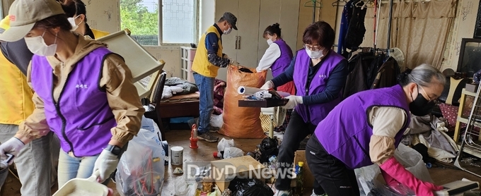 쓰레기 방치된 홀몸어르신 가구, 집 청소로 깨끗하고 안전한 주거환경 지원