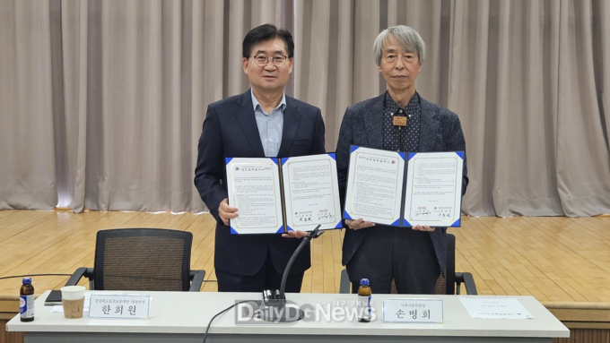 한희원 경상북도호국보훈재단 대표이사(왼쪽), 손병희 이육사문학관 관장(오른쪽)이 13일 경북의 나라사랑 정신 확산을 위한 업무협약을 체결하고 기념 촬영을 하고 있다.
