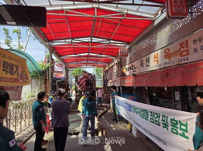대구시.여름철 장마와 집중호우에 대비해 하수도 점검 및 청소 실시 모습. (사진=대구시 제공)