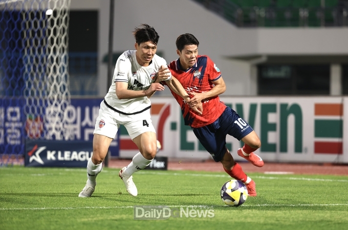 김천상무프로축구단 제공) 5우러 17일 김천상무 모재현(이 상대와 공을 다투고 있다