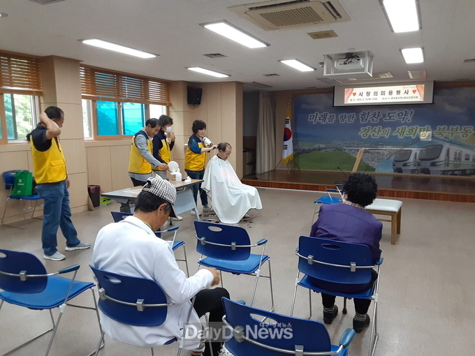 박혜경 위원의 재능기부로 미용 봉사 나눔 실천