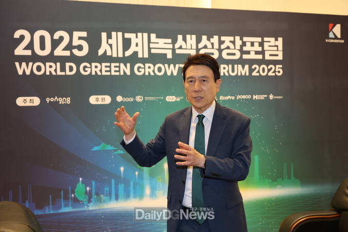 세계녹색성장포럼 현장에서의 이강덕 포항시장.