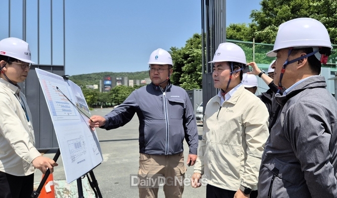 김학홍 경상북도 행정부지사가 5월 19일 2025년 APEC 정상회의 주요 인프라 조성 현장을 직접 찾아 현재 시설공사 진행 상황을 점검하고 있다.