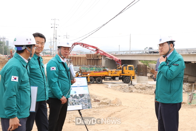 주낙영 경주시장이 2025 APEC 정상회의를 앞두고 기반시설 정비사업 현장을 찾아 공사 추진 상황을 점검하고 있다. 