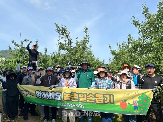 농업기술센터, 사과 적과 일손 지원 구슬땀