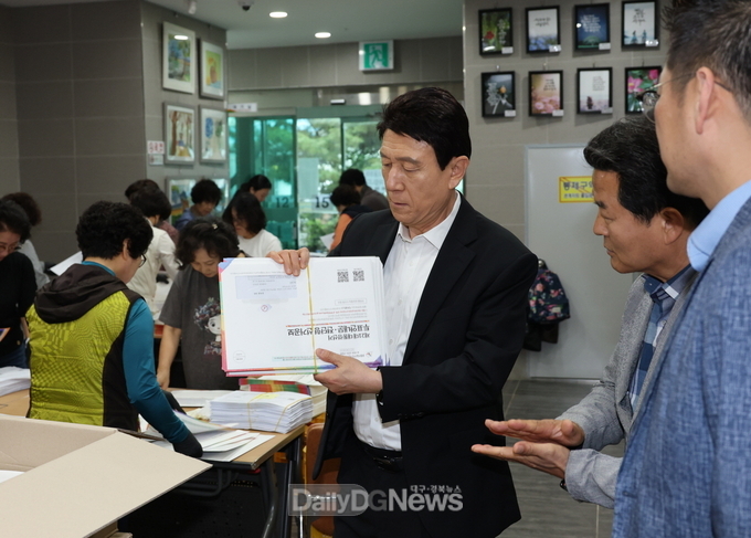  이강덕 시장, 선거 공보물 발송 작업 현장 찾아 직원·봉사자 격려