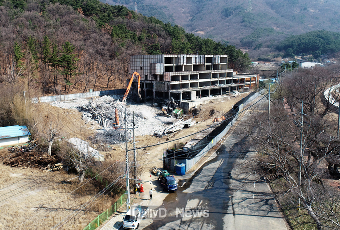 대구 달성군. (구)약산온천호텔 철거 중 모습. (사진=달성군 제공)