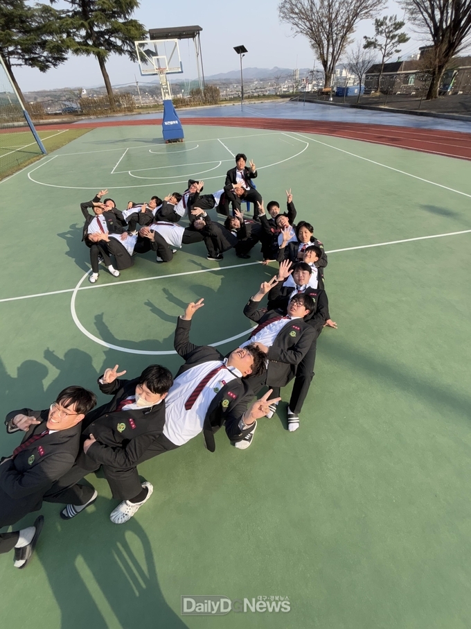 고등부 최우수상-문창고등학교 1-5, 함께여서 5반이다.