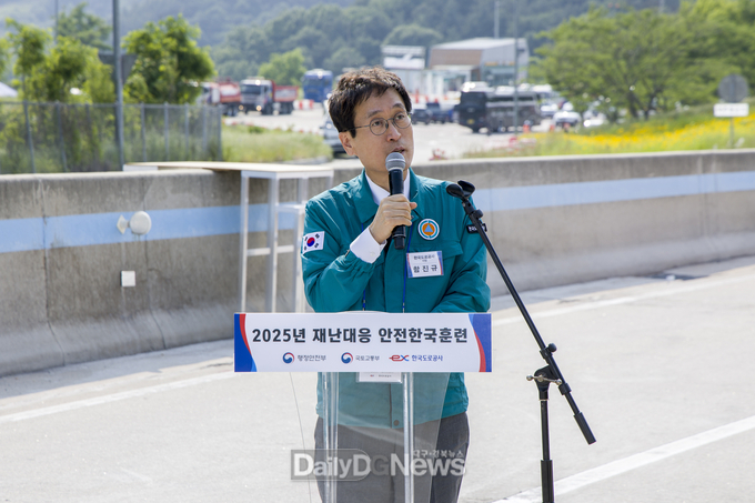 26일 함진규 한국도로공사 사장이 새만금포항지선 12.5k 훈련장에서 재난대응 안전한국훈련을 주관하고 있다.