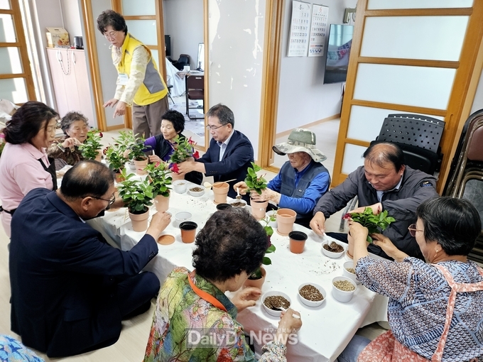 군위군, 산성면 봉림2리에서‘찾아가는 이웃사랑 자원봉사’실시