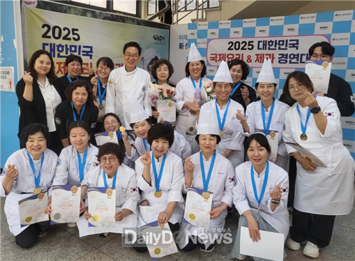 대구공업대학교 호텔외식조리계열. ‘2025 대한민국 국제요리&제과경연대회’ 전원 수상 모습. (사진=대구공업대 제공)