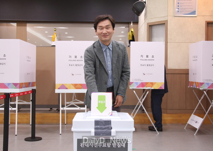 조현일 경산시장, 제21대 대선 사전투표 첫날 한 표 행사