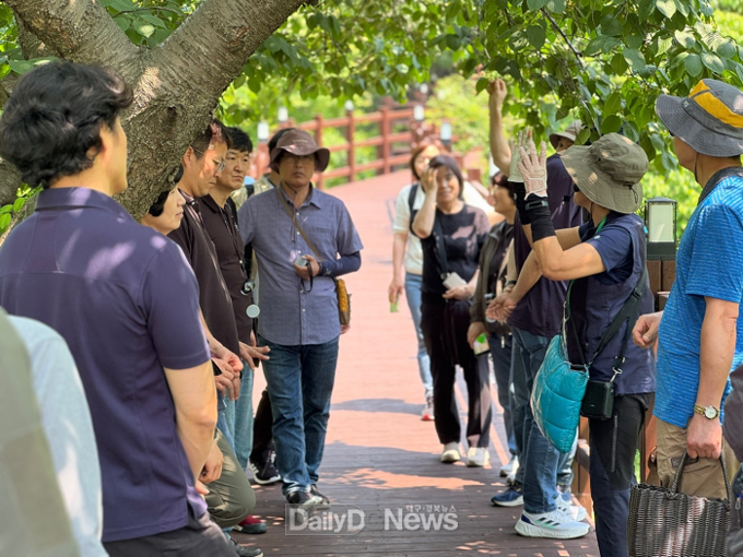 국민 마음건강 사업에 참여한 안동산림항공본부 소속 직원들이 단체사진을 찍고 있다. 한국산림복지진흥원 국립칠곡숲체원 제공