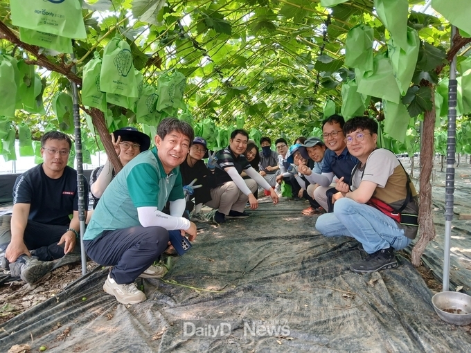 김천시 산림녹지과·산림조합, 농촌 일손 돕기 구슬땀