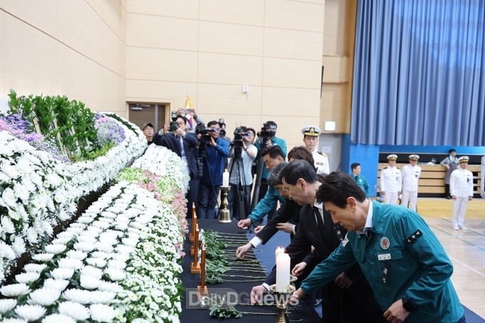 이강덕 시장, 해군초계기 사고 순직 장병 애도 … 합동분향소 조문