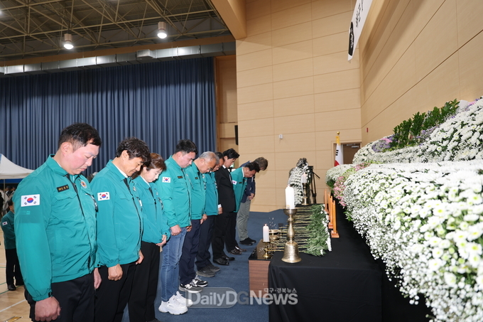 포항시의회, 해군해상초계기 순직자 합동분향소 조문