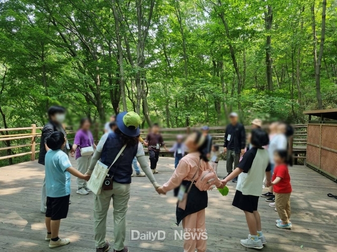 지난 31일 드림스타트 가족 40여 명이 청도군 운문면에 위치한 국립청도숲체원을 방문해 자연과 교감하는 시간을 가졌다.