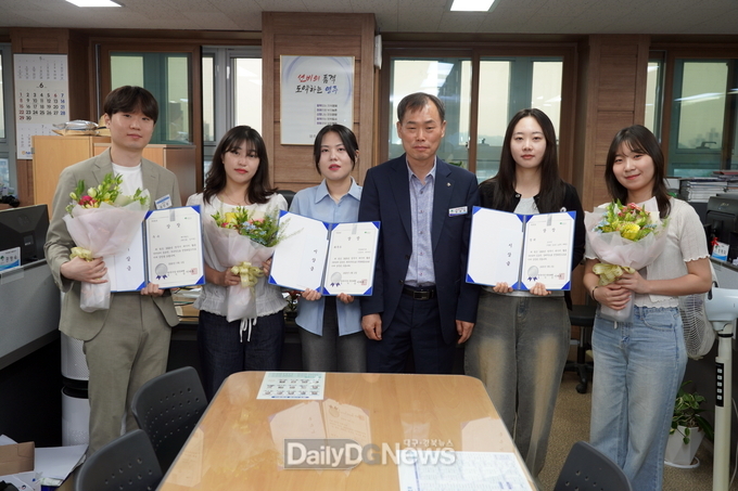 데이터 활용 아이디어 공모전 수상자 왼쪽부터 우수상 최인범, 최우수상 무경라이더(김은진,박수빈), 장려상 코부덕(이송민,서예진)