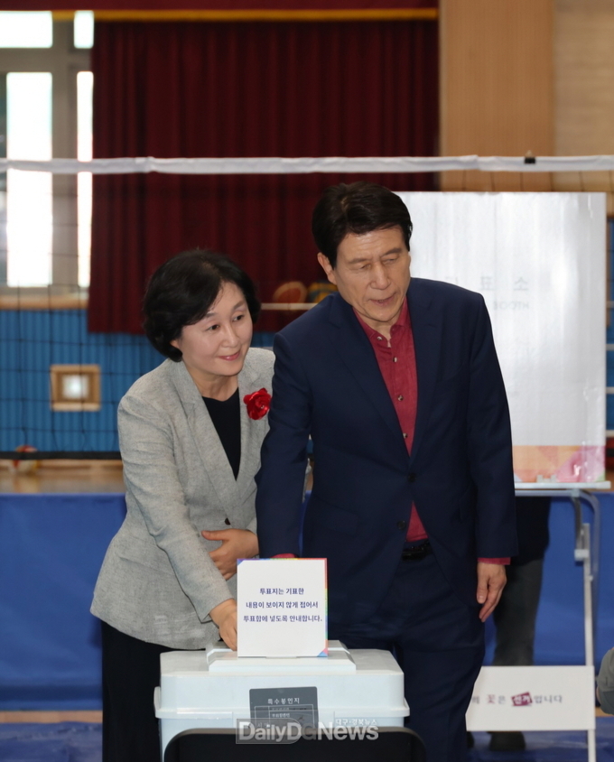 이강덕 포항시장이 오천 제1투표소에서 배우자 최혜련여사와 함께 투표를 하고 있다.