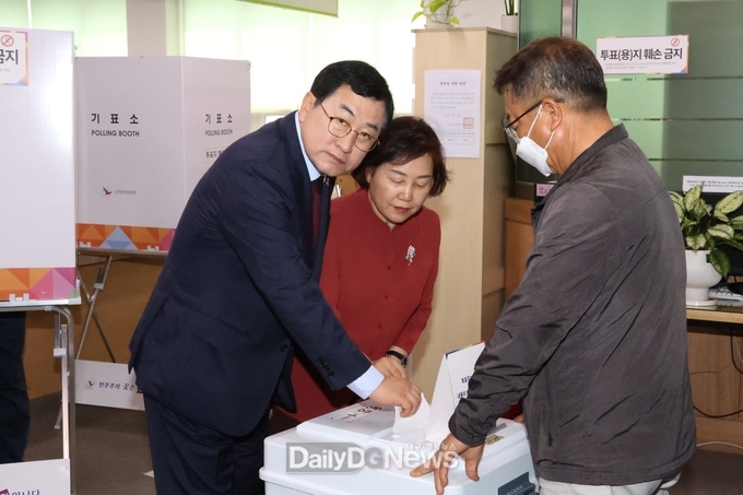 낙영 경주시장이 3일 오전 10시 경주시 용강동 행정복지센터에 마련된 투표소에서 배우자 김은미 여사와 함께 투표에 참여하고 있다
