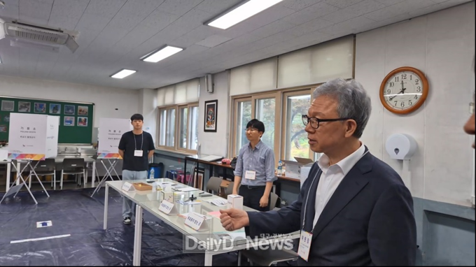 강동명 대구시선거관리위원회 위원장이 선거일 오전에 서구 상중이동제2투표소(경덕여고)를 방문하여 투표진행 상황을 직접 점검하고 있다. (사진=대구선관위 제공)