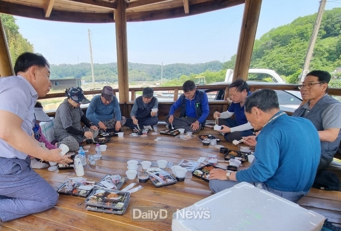 월성원자력본부, 모내기철 동경주지역 농가 방문 및 ‘든든한 한 끼’ 전달